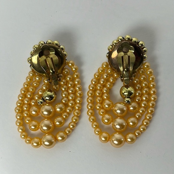 Vintage Faux Pearl Beaded Gold Tone Cluster 3 Strand Clip On Earrings OS - Picture 6 of 7